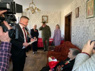 А.Калеева поздравила с Днем Победы ветерана войны К.Грицевич