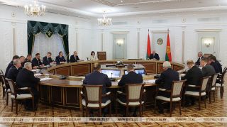 Лукашенко: вопрос успешной уборочной кампании для Беларуси - стратегический