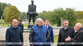 Лукашенко в "Хатыни": надо беречь свое, чтобы не быть сожженными в этих сараях