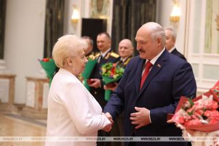Лукашенко вручил госнаграды самым успешным женщинам и генеральские погоны самым мужественным воинам