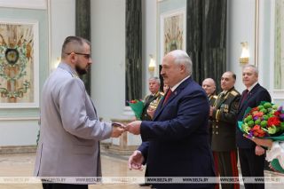 Лукашенко вручил госнаграды самым успешным женщинам и генеральские погоны самым мужественным воинам