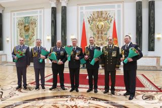Лукашенко вручил госнаграды самым успешным женщинам и генеральские погоны самым мужественным воинам