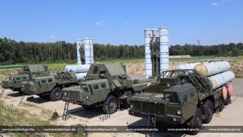 Президент посетил 56-й зенитный ракетный полк в Лунинецком районе