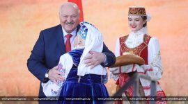 Торжественная церемония чествования аграриев на фестивале-ярмарке "Дажынкі-2024" в Мостах