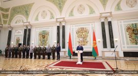 Президент Беларуси Александр Лукашенко  вручил государственные награды и погоны высшему офицерскому составу
