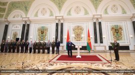 Президент Беларуси Александр Лукашенко  вручил государственные награды и погоны высшему офицерскому составу