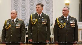 Президент Беларуси Александр Лукашенко  вручил государственные награды и погоны высшему офицерскому составу