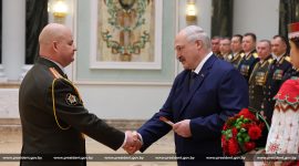 Президент Беларуси Александр Лукашенко  вручил государственные награды и погоны высшему офицерскому составу