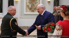Президент Беларуси Александр Лукашенко  вручил государственные награды и погоны высшему офицерскому составу