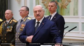 Президент Беларуси Александр Лукашенко  вручил государственные награды и погоны высшему офицерскому составу