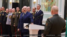 Президент Беларуси Александр Лукашенко  вручил государственные награды и погоны высшему офицерскому составу