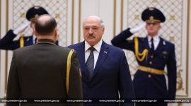 Президент Беларуси Александр Лукашенко  вручил государственные награды и погоны высшему офицерскому составу