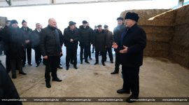 Президент Беларуси Александр Лукашенко  в Смолевичском районе Минской области посетил сельхозпредприятие "Шипяны-АСК"