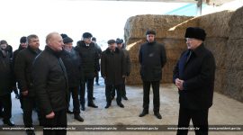 Президент Беларуси Александр Лукашенко  в Смолевичском районе Минской области посетил сельхозпредприятие "Шипяны-АСК"