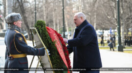 Президент Беларуси Александр Лукашенко  в ходе официального визита в Россию возложил венок к Могиле Неизвестного Солдата