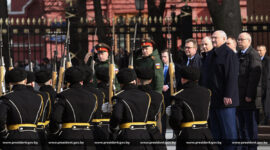 Президент Беларуси Александр Лукашенко  в ходе официального визита в Россию возложил венок к Могиле Неизвестного Солдата