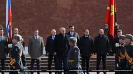 Президент Беларуси Александр Лукашенко  в ходе официального визита в Россию возложил венок к Могиле Неизвестного Солдата