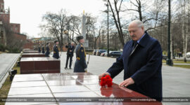 Президент Беларуси Александр Лукашенко  в ходе официального визита в Россию возложил венок к Могиле Неизвестного Солдата