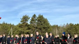 Депутаты Парламентского Собрания возложили цветы к Мемориальному комплексу «Скорбящая мать». В Солигорске проходит совместное заседание Комиссий Парламентского Собрания