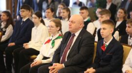 "Мы передадим страну в надёжные руки": в преддверии Дня Конституции Республики Беларусь вице-губернатор Василий Сысоев вручил паспорта новым гражданам нашей страны!