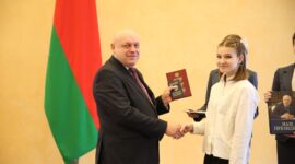 "Мы передадим страну в надёжные руки": в преддверии Дня Конституции Республики Беларусь вице-губернатор Василий Сысоев вручил паспорта новым гражданам нашей страны!