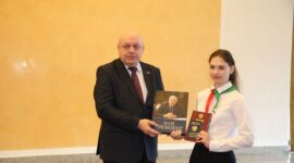 "Мы передадим страну в надёжные руки": в преддверии Дня Конституции Республики Беларусь вице-губернатор Василий Сысоев вручил паспорта новым гражданам нашей страны!