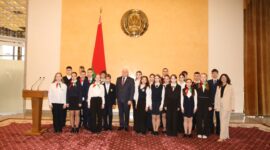 "Мы передадим страну в надёжные руки": в преддверии Дня Конституции Республики Беларусь вице-губернатор Василий Сысоев вручил паспорта новым гражданам нашей страны!