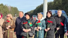 Депутаты Парламентского Собрания возложили цветы к Мемориальному комплексу «Скорбящая мать». В Солигорске проходит совместное заседание Комиссий Парламентского Собрания