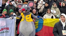 Полные трибуны и потрясающая  поддержка. Солигорская делегация на «Минской лыжне-2025» в Раубичах