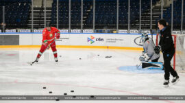 Президент Беларуси Александр Лукашенко 9 апреля посетил тренировку хоккейного клуба "Динамо-Минск" в "Минск-Арене"