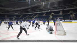 Президент Беларуси Александр Лукашенко 9 апреля посетил тренировку хоккейного клуба "Динамо-Минск" в "Минск-Арене"