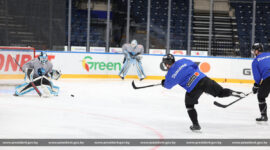 Президент Беларуси Александр Лукашенко 9 апреля посетил тренировку хоккейного клуба "Динамо-Минск" в "Минск-Арене"