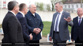 Президент Беларуси Александр Лукашенко работает в Шклове. В центре внимания - объекты агропромышленного комплекса