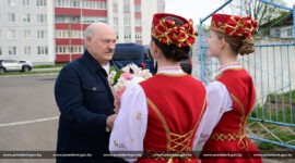 Президент Беларуси Александр Лукашенко работает в Шклове. В центре внимания - объекты агропромышленного комплекса