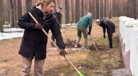 Председатель Солигорского райисполкома Анатолий Лодыга принимает участие в республиканском субботнике