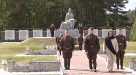 Районный митинг и возложение цветов к памятнику «Скорбящая мать». Фоторепортаж
