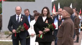 Районный митинг и возложение цветов к памятнику «Скорбящая мать». Фоторепортаж