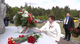 Районный митинг и возложение цветов к памятнику «Скорбящая мать». Фоторепортаж