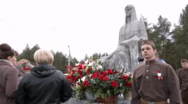 Районный митинг и возложение цветов к памятнику «Скорбящая мать». Фоторепортаж