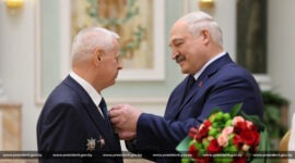 Александр Лукашенко в преддверии 80-летия Победы вручил государственные награды заслуженным представителям различных сфер