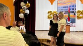 Прощание со школой и учебными буднями - торжественная линейка прошла в сш №10. Фоторепортаж