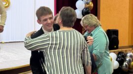 Прощание со школой и учебными буднями - торжественная линейка прошла в сш №10. Фоторепортаж