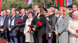 Районный митинг и возложение цветов к памятнику «Скорбящая мать». Фоторепортаж