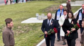 Районный митинг и возложение цветов к памятнику «Скорбящая мать». Фоторепортаж