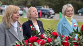 Районный митинг и возложение цветов к памятнику «Скорбящая мать». Фоторепортаж