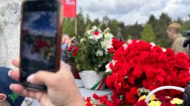 Районный митинг и возложение цветов к памятнику «Скорбящая мать». Фоторепортаж