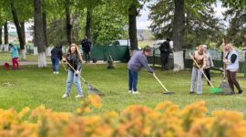 «Сделаем поселок Чистым сами!». Масштабный субботник в г.п. Красная Слобода объединил порядка 300 человек