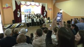 Прощание со школой и учебными буднями - торжественная линейка прошла в сш №10. Фоторепортаж