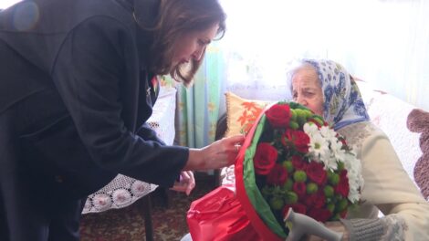 Сердца полны благодарности: парламентарий Инна Толкачёва поздравила с наступающим Днем Победы ветерана Александру Шуневич