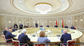 Александр Лукашенко проводит встречу с губернатором Калининградской области России Алексеем Беспрозванных